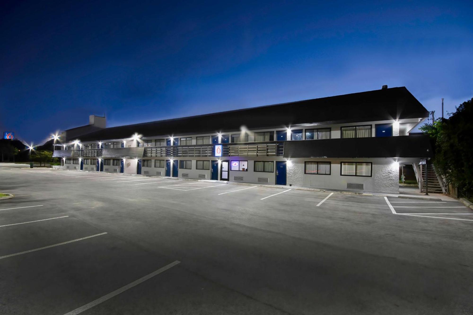 Motel 6 Columbus Oh - Osu North Eksteriør billede